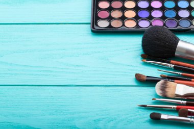 Arka planda fotokopi alanı olan kozmetik aksesuarlar çerçevesi. Üst görünüm