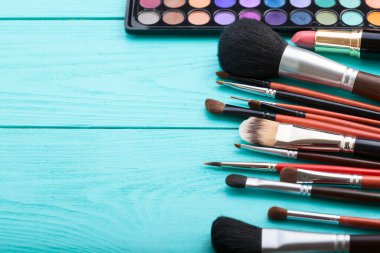 Arka planda fotokopi alanı olan kozmetik aksesuarlar çerçevesi. Üst görünüm