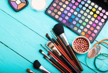 Arka planda fotokopi alanı olan kozmetik aksesuarlar çerçevesi. Üst görünüm