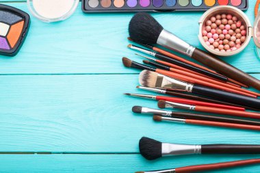 Arka planda fotokopi alanı olan kozmetik aksesuarlar çerçevesi. Üst görünüm