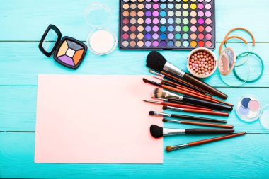 Arka planda fotokopi alanı olan kozmetik aksesuarlar çerçevesi. Üst görünüm