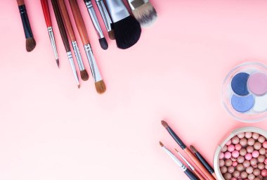 Arka planda fotokopi alanı olan kozmetik aksesuarlar çerçevesi. Üst görünüm