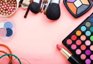 Arka planda fotokopi alanı olan kozmetik aksesuarlar çerçevesi. Üst görünüm