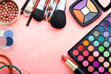 Arka planda fotokopi alanı olan kozmetik aksesuarlar çerçevesi. Üst görünüm