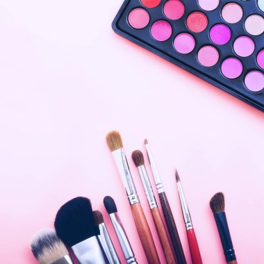 Arka planda fotokopi alanı olan kozmetik aksesuarlar çerçevesi. Üst görünüm