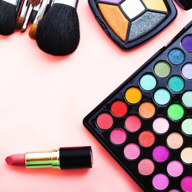 Arka planda fotokopi alanı olan kozmetik aksesuarlar çerçevesi. Üst görünüm