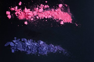 Siyah arka planda renkli göz farı. Yaz modası trendi. Üst görünüm ve kopyalama alanı