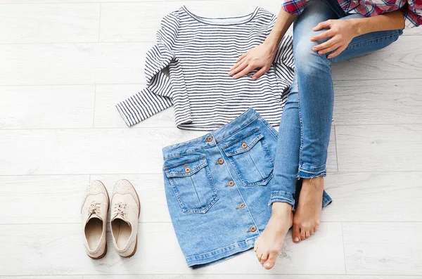 Roupa Verão Casual Com Diferentes Acessórios Pernas Femininas Jeans Chão — Fotografia de Stock