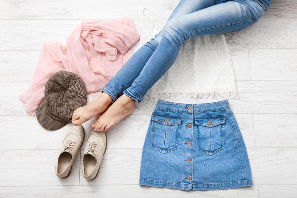 Traje Casual Verano Con Diferentes Accesorios Piernas Femeninas Jeans Piso —  Fotos de Stock