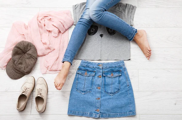 Traje Casual Verano Con Diferentes Accesorios Piernas Femeninas Jeans Piso —  Fotos de Stock