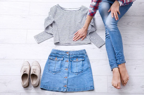 Fashion Outfit Met Vrouwelijke Lichaamsdelen Witte Houten Ondergrond Bovenaanzicht — Stockfoto