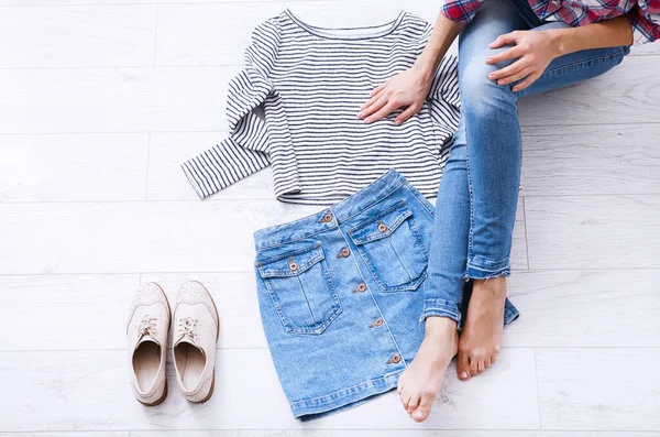 Traje Moda Con Partes Femeninas Del Cuerpo Sobre Fondo Madera —  Fotos de Stock