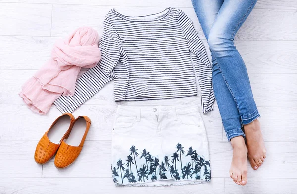 Elegante Atuendo Con Accesorios Patas Femeninas Sobre Fondo Madera Blanca — Foto de Stock