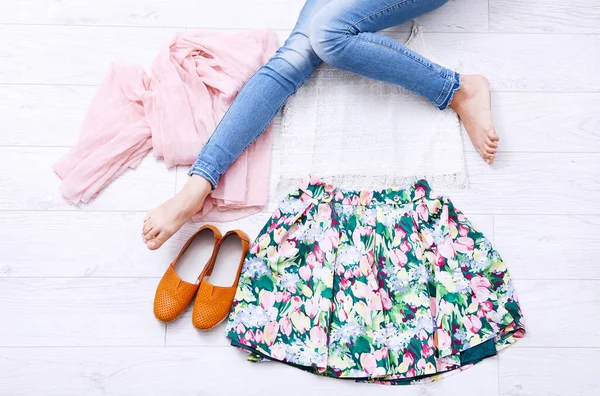 Elegante Atuendo Con Accesorios Patas Femeninas Sobre Fondo Madera Blanca —  Fotos de Stock