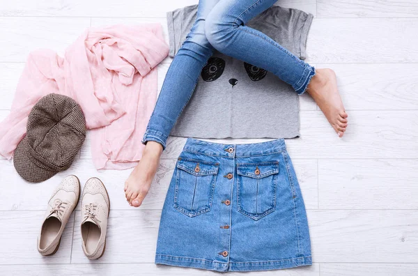 Casual Outfit Met Verschillende Accessoires Vrouwelijke Benen Jeans Witte Houten — Stockfoto