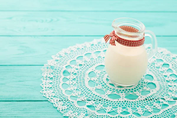 Desayuno Con Jarra Leche Sobre Fondo Azul Madera Enfoque Selectivo — Foto de Stock