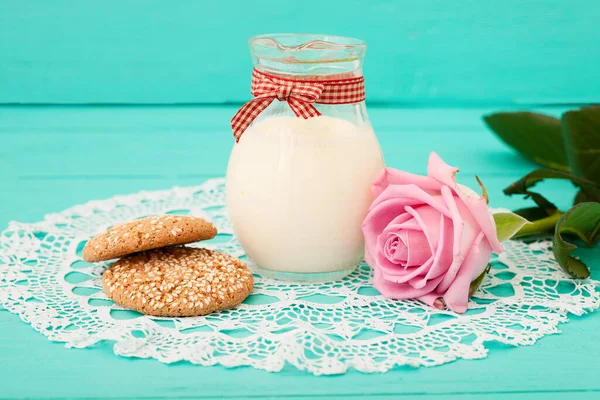 Lunch Różowa Róża Niebieskim Drewnianym Tle Serwetka Koronki Widok Góry — Zdjęcie stockowe