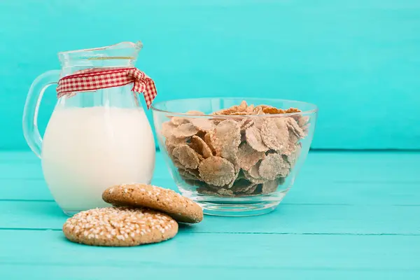 Copos Avena Galletas Con Jarra Leche Cocina Madera Azul Vista — Foto de Stock