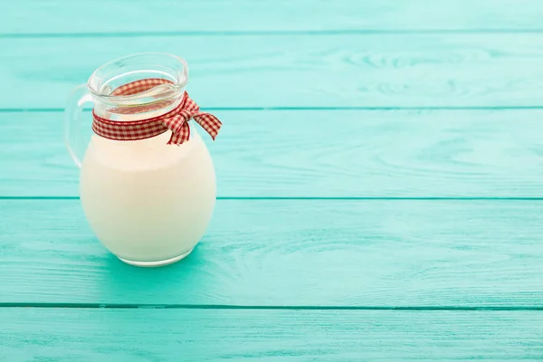 Colazione Con Brocca Latte Nastro Fondo Blu Legno Vista Dall — Foto Stock