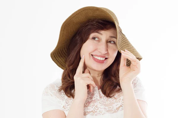 白い背景に隔離された夏の帽子の幸せな女性 太陽の保護スキンケアと休暇の休暇のコンセプト 白い健康な歯と更年期を持つ中年女性 旅行休暇 スペースのコピー — ストック写真