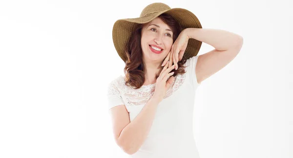 白い背景に隔離された夏の帽子の幸せな美しい中世の女性 夏の頭と顔のスキンケア保護 暑い季節と流行の女性のアクセサリー テンプレート空のTシャツ スペースのコピー — ストック写真