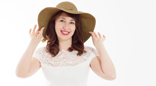 コピースペースと白い背景に隔離された夏の帽子の幸せな中世の女性 夏のアクセサリー顔しわ肌保護 幸せな更年期 暑い天気と休日 バナー — ストック写真