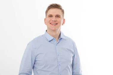 Boş gömlekli, gülümseyen genç iş adamı. Beyaz arka planda izole edilmiş kameraya bakan adam. Şablon, maket yap ve uzayı kopyala.