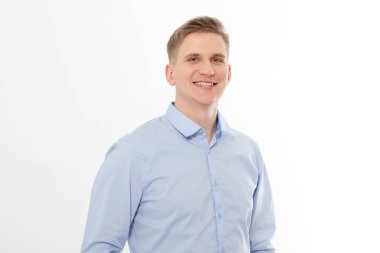 Genç gülen iş adamı beyaz arka planda izole edilmiş. Uzayı kopyala ve taklit et. Mavi şablonlu ve boş gömlekli adam..