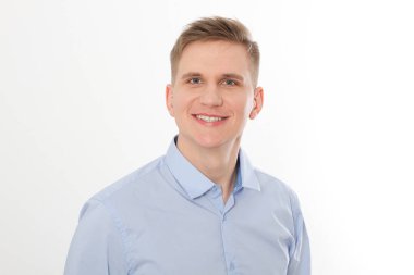 Mavi şablonlu mutlu genç iş adamının portresi ve beyaz arka planda izole edilmiş boş gömlek. İş konsepti. Uzayı kopyala ve taklit et. Reklamcılık