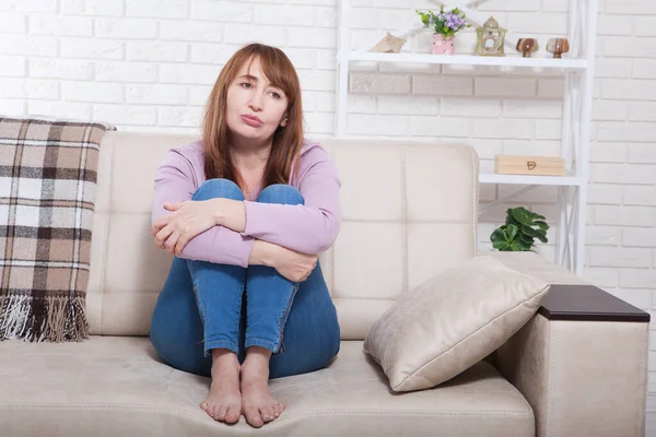 Depressive Und Traurige Frau Mittleren Alters Sitzt Mit Eingeklemmten Knien — Stockfoto