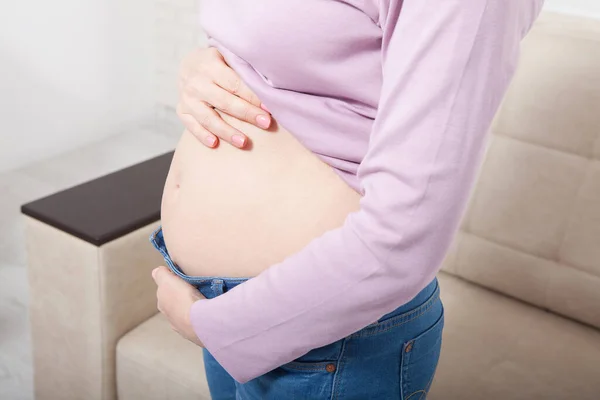 Bild Einer Schwangeren Frau Die Ihren Bauch Hause Mit Den — Stockfoto