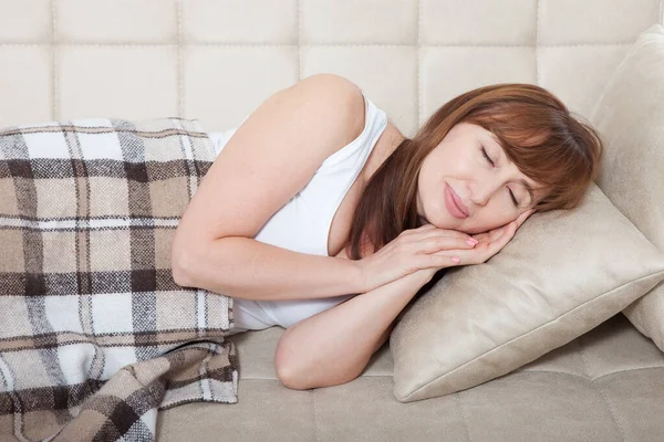 Tagsüber Schlafen Frau Mittleren Alters Schläft Auf Dem Bett Einer — Stockfoto