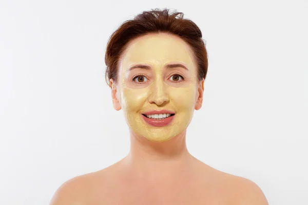 여름에 노화를 방지하는 콜라겐 마스크를 여성은 배경에 고립된 얼굴에 폐경의 — 스톡 사진