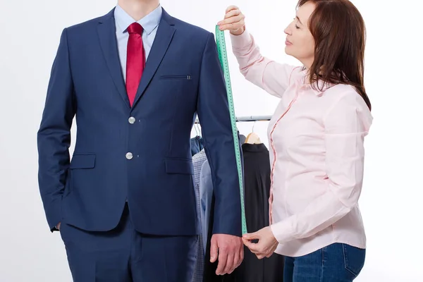 ビジネスジャケットスーツのための測定を取るのテーラーメイドのクローズアップ画像 ビジネスマンで赤タイと青のスーツでスタジオで隔離された白い背景 — ストック写真