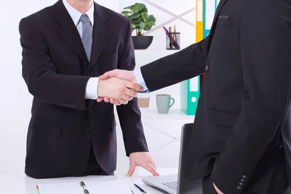 取引だ オフィスで握手をするビジネスマンとのパートナーシップ会議のコンセプト 選択フォーカス コピースペース — ストック写真