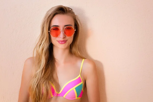 Schöne Helle Frau Mit Sonnenbrille Rote Sonnenbrille Posiert Sommerkonzept — Stockfoto