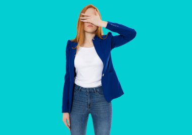 Kadın yüz bakımı yapar, kız yüz bakımı yapar, kadın migreni, baş ağrısı, kötü his, yorgun kadın - mavi arka plan