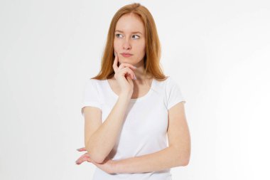 Kızıl saçlı kadının yukarı baktığını, Asyalı beyaz kızın beyaz arka planda izole edilmiş günlük kıyafetlerle dalgın dalgın baktığını düşünüyorum..