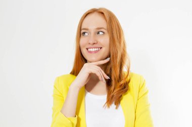 Şık sarı ceketli, genç, güzel, kızıl saçlı kadın fotokopi odası. Çekici kızıl saçlı kız başka tarafa bakıyor..