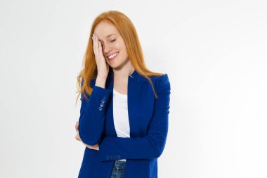 Mavi takım elbiseli çekici, kızıl saçlı bir kadının facepalm yaptığı, el ele tutuşup gülümsediği aptal erkek arkadaş espri anlayışıyla uzlaştığı bir görüntü.