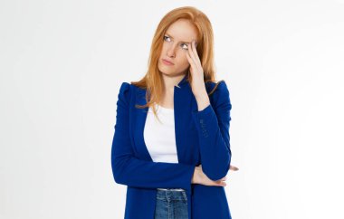 Şirin, genç ve güzel kızıl saçlı kadın facepalm yapıyor. Kızıl saçlı kızın baş ağrısı iş dünyasının avuçlarını bozmamış. Stüdyonun arka planında poz veren kadın portresi.