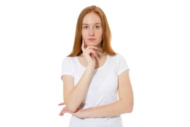 Düşünen kadın kameraya bakıyor - beyaz üzerinde izole