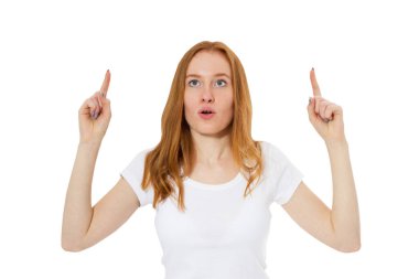 Güzel, şaşkın, kızıl saçlı kadın, beyaz fotokopi alanının üzerinde soyutlanmış, kafkasyalı, sıradan bir kızı işaret etti.