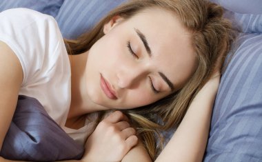 Uyumak, kadınlar, yatak. Yatakta uyuyan kadın, yakın plan.