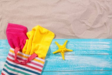 Kum kopyalama alanı. Kum arkaplan üst görünümü. Kum kopyalama alanı. Kum arkaplan üst görünümü. Plaj havluları ve deniz yıldızı.