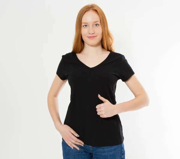 Mooi Rood Haar Meisje Show Als Teken Een Zwart Shirt — Stockfoto