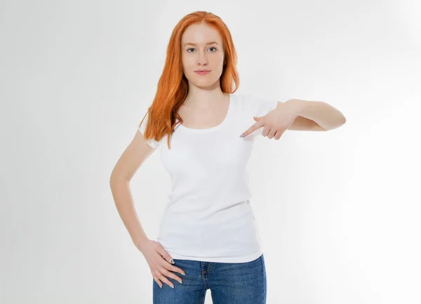 Linda Menina Cabelo Vermelho Apontou Uma Camiseta Branca Isolada Bonito — Fotografia de Stock