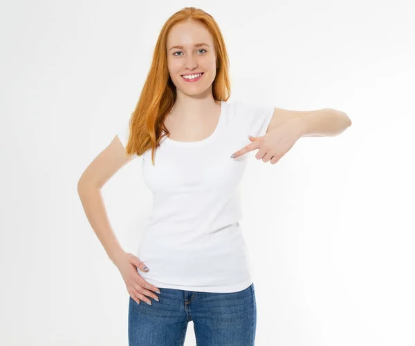 Linda Menina Cabelo Vermelho Apontou Uma Camiseta Branca Isolada Bonito — Fotografia de Stock