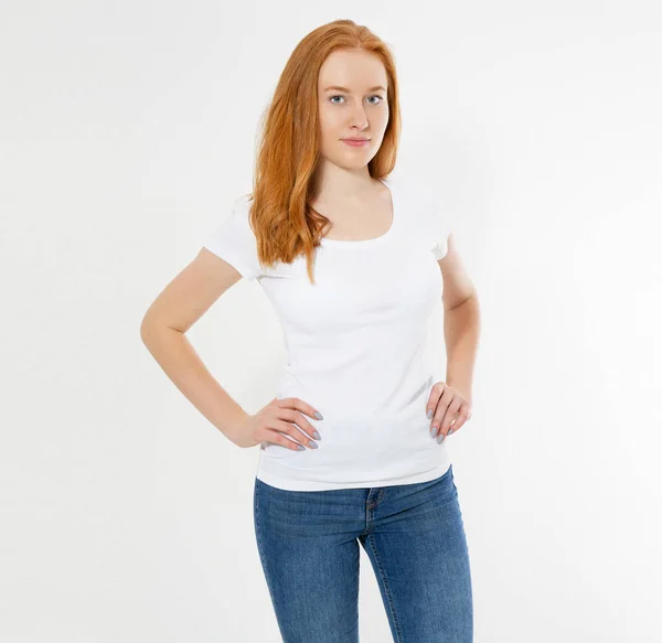 Linda Menina Cabelo Vermelho Feliz Shirt Branca Isolada Bonito Sorriso — Fotografia de Stock