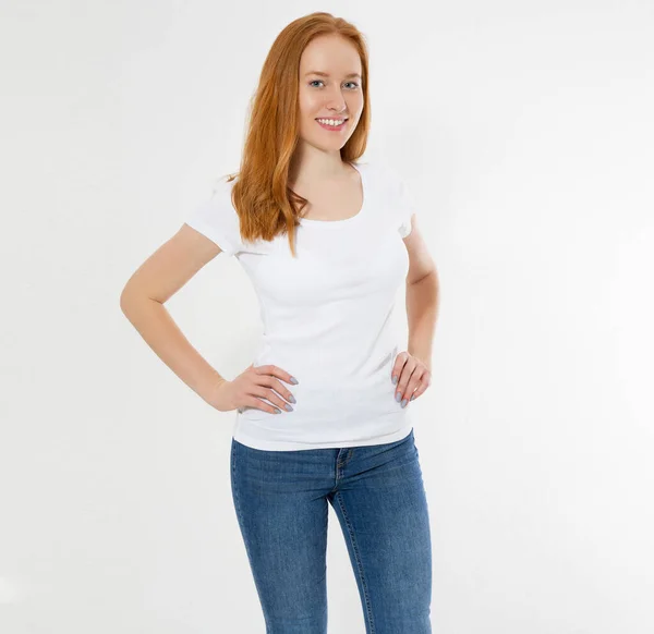 Hermosa Chica Pelo Rojo Feliz Camiseta Blanca Aislada Bonita Sonrisa —  Fotos de Stock